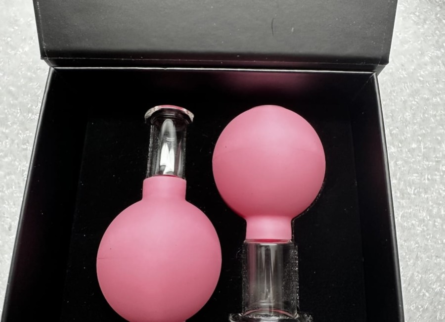 masaż liftingujący twarzy i ciała bańką próżniową