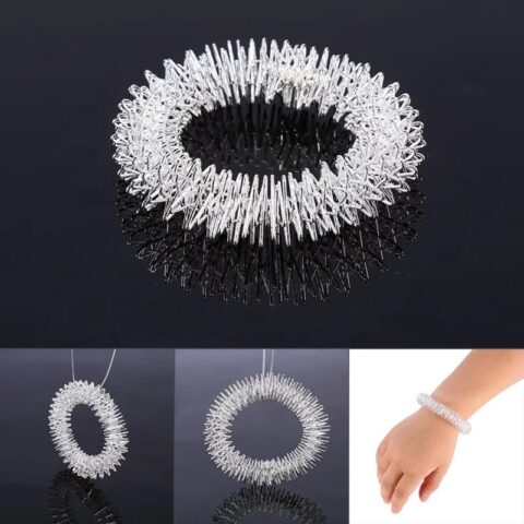 Pierścień su-jok w kolorze srebrnym – akcesorium akupresurowe pokazane w kilku ujęciach, do masażu dłoni, poprawy krążenia i redukcji stresu