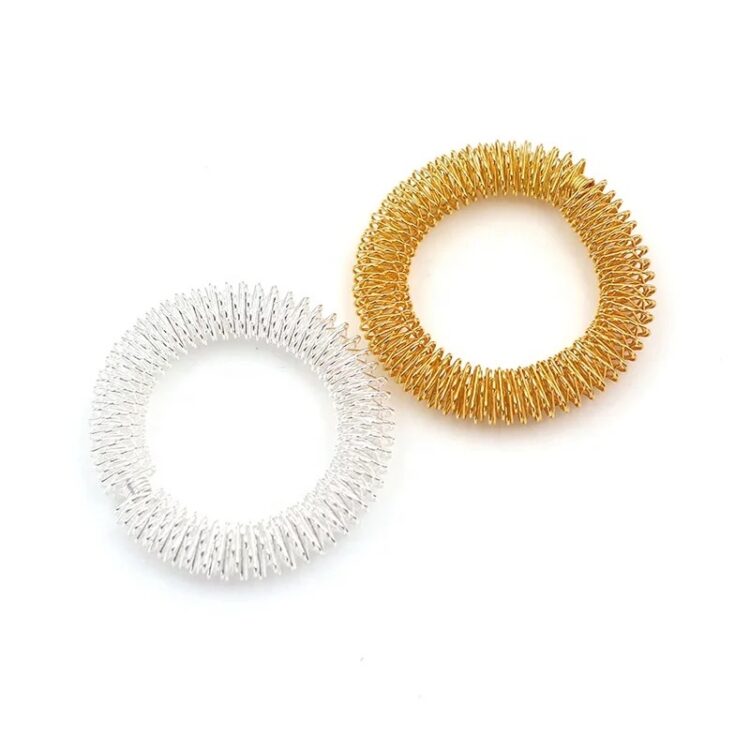 Złoty i srebrny pierścień akupresurowy su-jok – zestaw masażerów do palców wspomagających poprawę krążenia i redukcję stresu