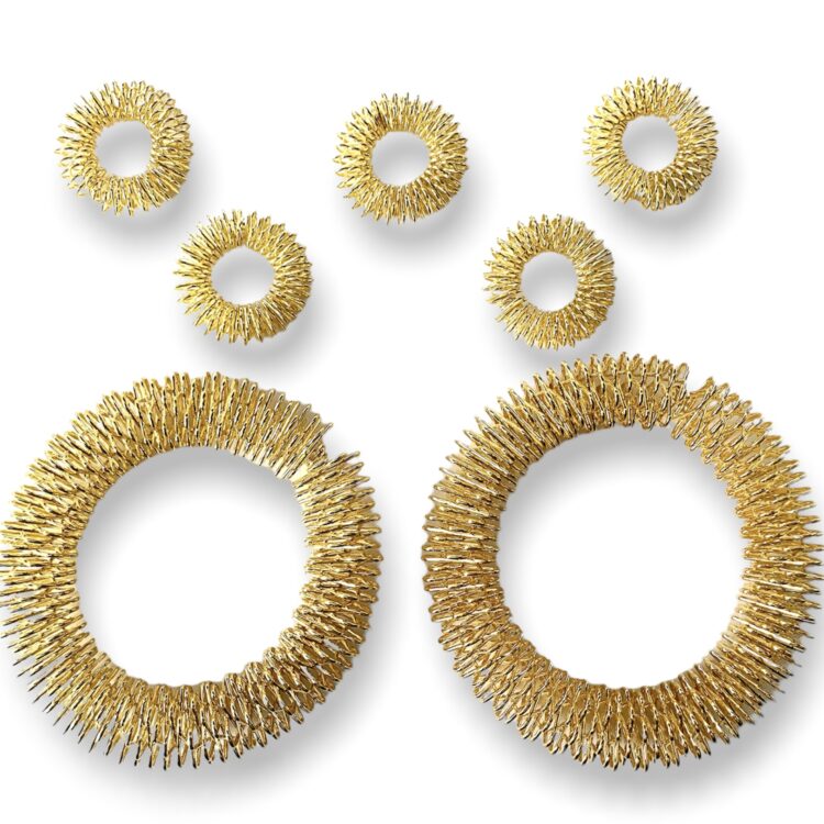 Zestaw złotych pierścieni akupresurowych su-jok – akcesoria do masażu palców i dłoni wspierające krążenie, relaks i redukcję stresu